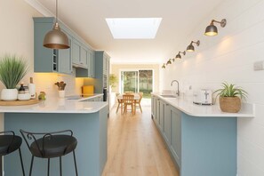 Fridge, microwave, oven, stovetop - Coastal Comfort for 6, Felpham Beach (Felpham)