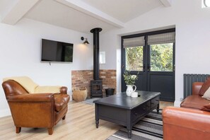 TV, fireplace - Sidlesham Hideaway, Logburner & Garden (Sidlesham)