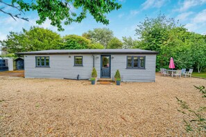 Exterior - Sidlesham Hideaway, Logburner & Garden (Sidlesham)