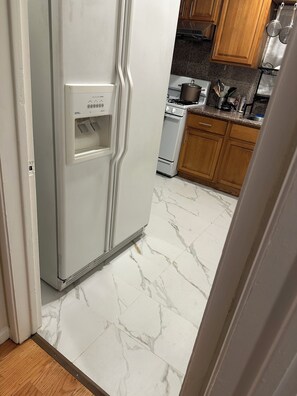Private kitchen - Charming 2-bedroom apartment with AC in vibrant Oakland (Oakland)