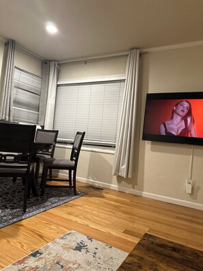 Interior - Charming 2-bedroom apartment with AC in vibrant Oakland (Oakland)