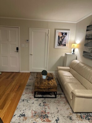 Living area - Charming 2-bedroom apartment with AC in vibrant Oakland (Oakland)