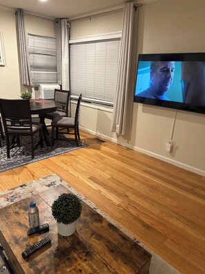 Dining - Charming 2-bedroom apartment with AC in vibrant Oakland (Oakland)