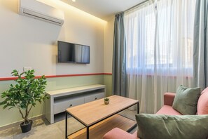 50 インチのスマートテレビ (デジタル放送視聴可)、Netflix、ストリーミングサービス