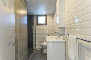 Shower, rainfall showerhead, free toiletries, hair dryer - Gouraud Studios & Apts. in Gemmayzeh (Beirut)