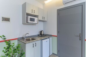 小型冷蔵庫、電子レンジ、コンロ、電気ポット