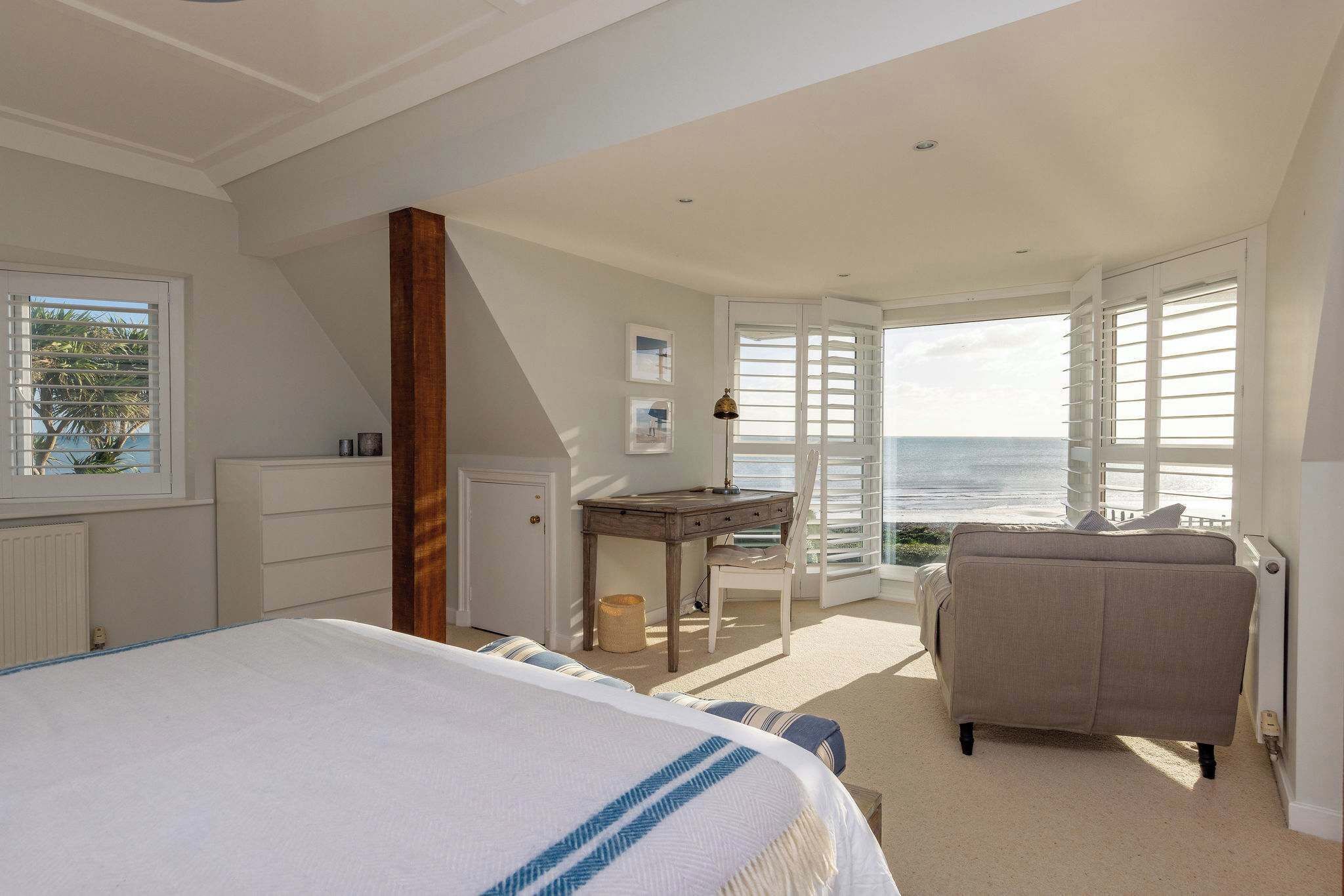 6 bedrooms, desk, iron/ironing board, travel cot
