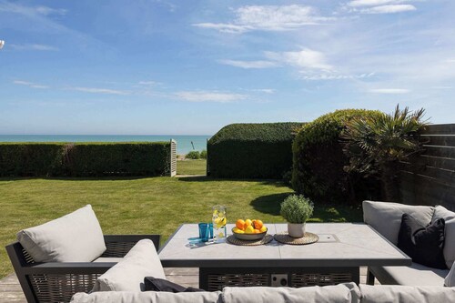 Luxury Beachfront Retreat for 14 with Hot Tub