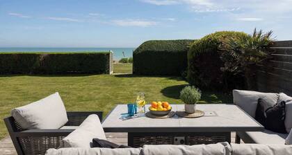 Luxury Beachfront Retreat for 14 with Hot Tub