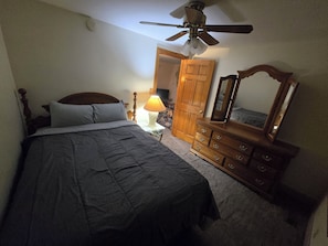 2 عدّة غرف نوم ومكواة/لوح كي وواي فاي وملاءات أسرّة