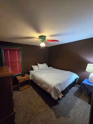 2 عدّة غرف نوم ومكواة/لوح كي وواي فاي وملاءات أسرّة