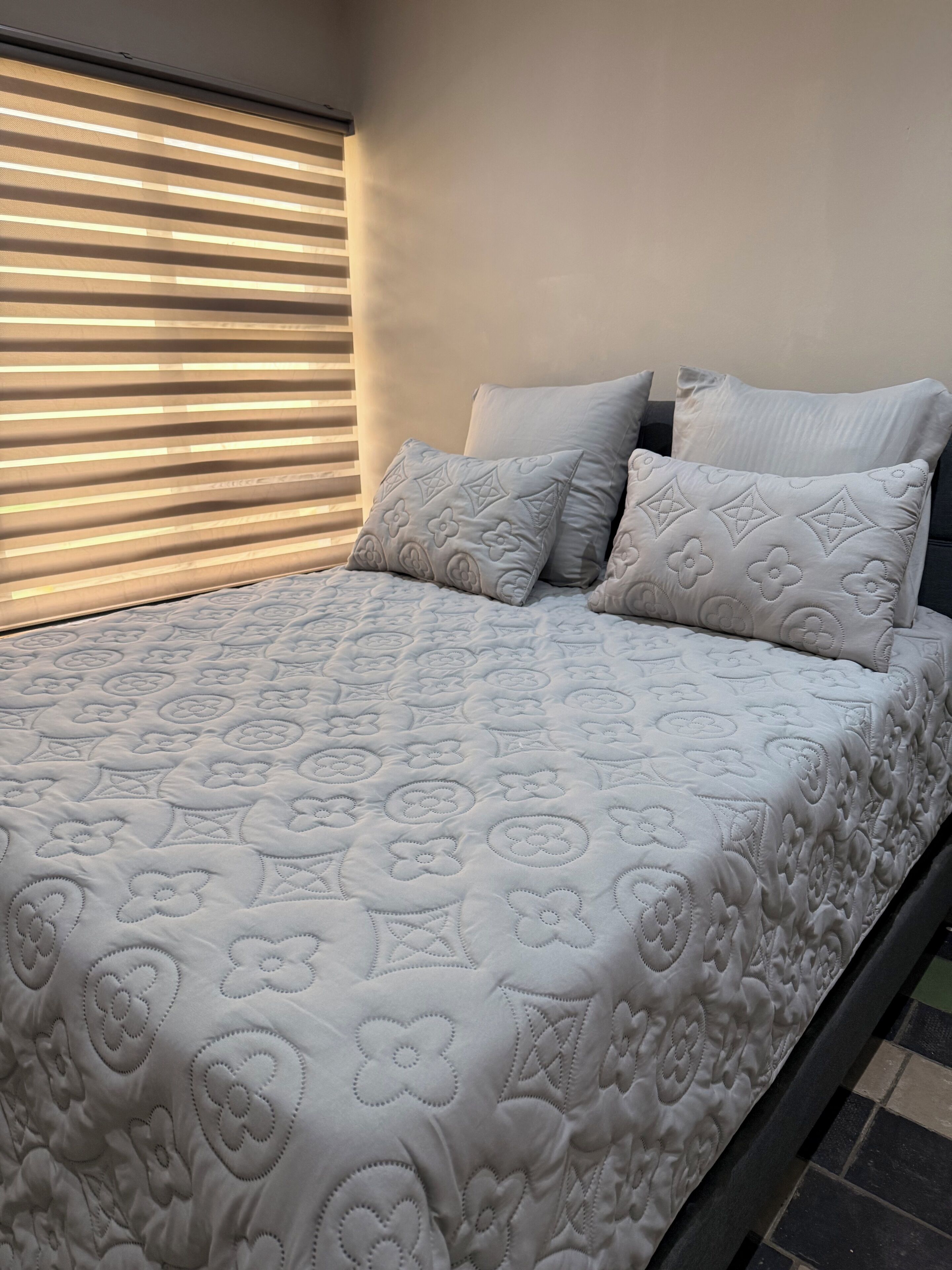 5 bedrooms, iron/ironing board, WiFi, bed sheets