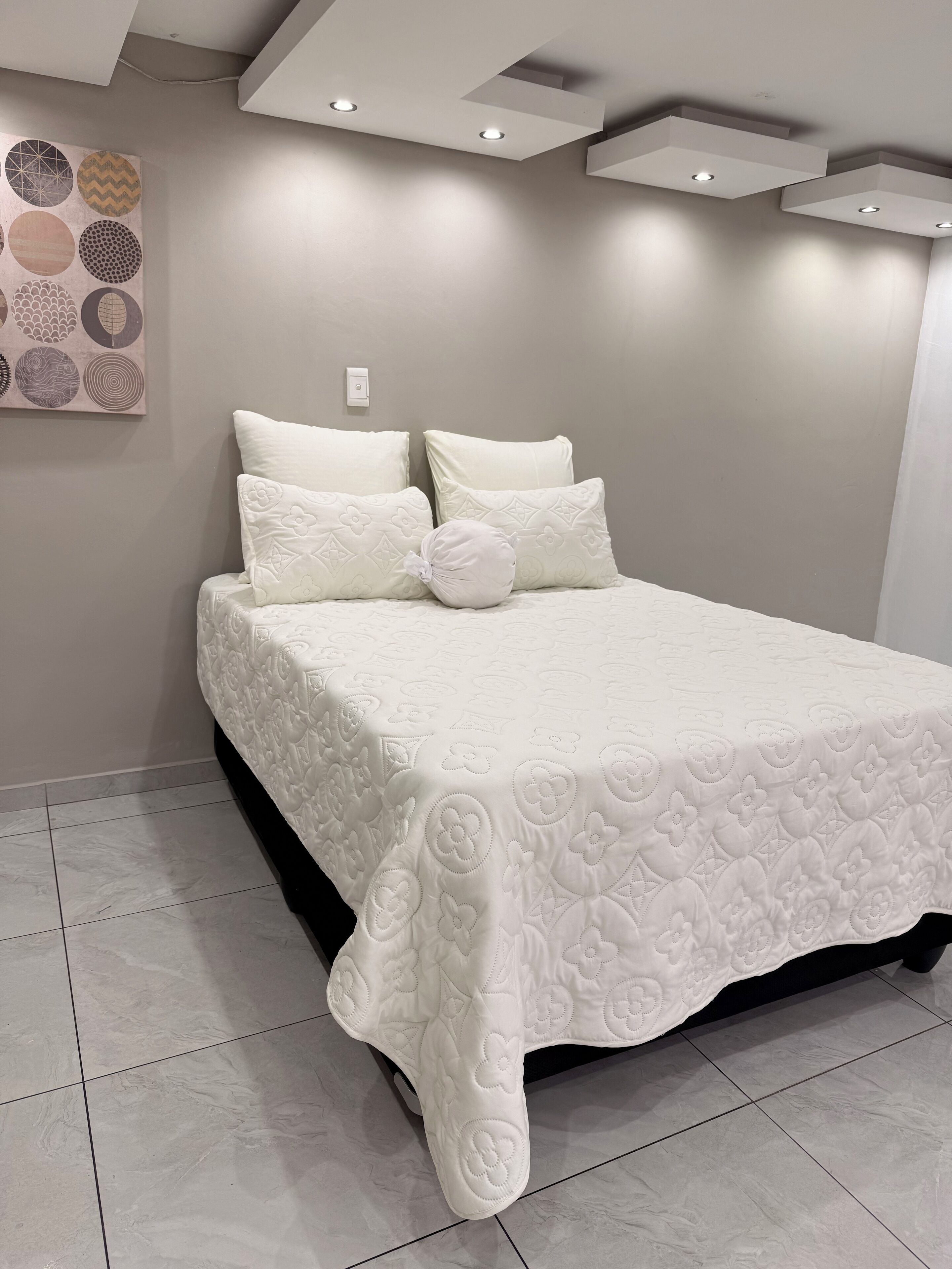 5 slaapkamers, een strijkplank/strijkijzer, wifi, beddengoed