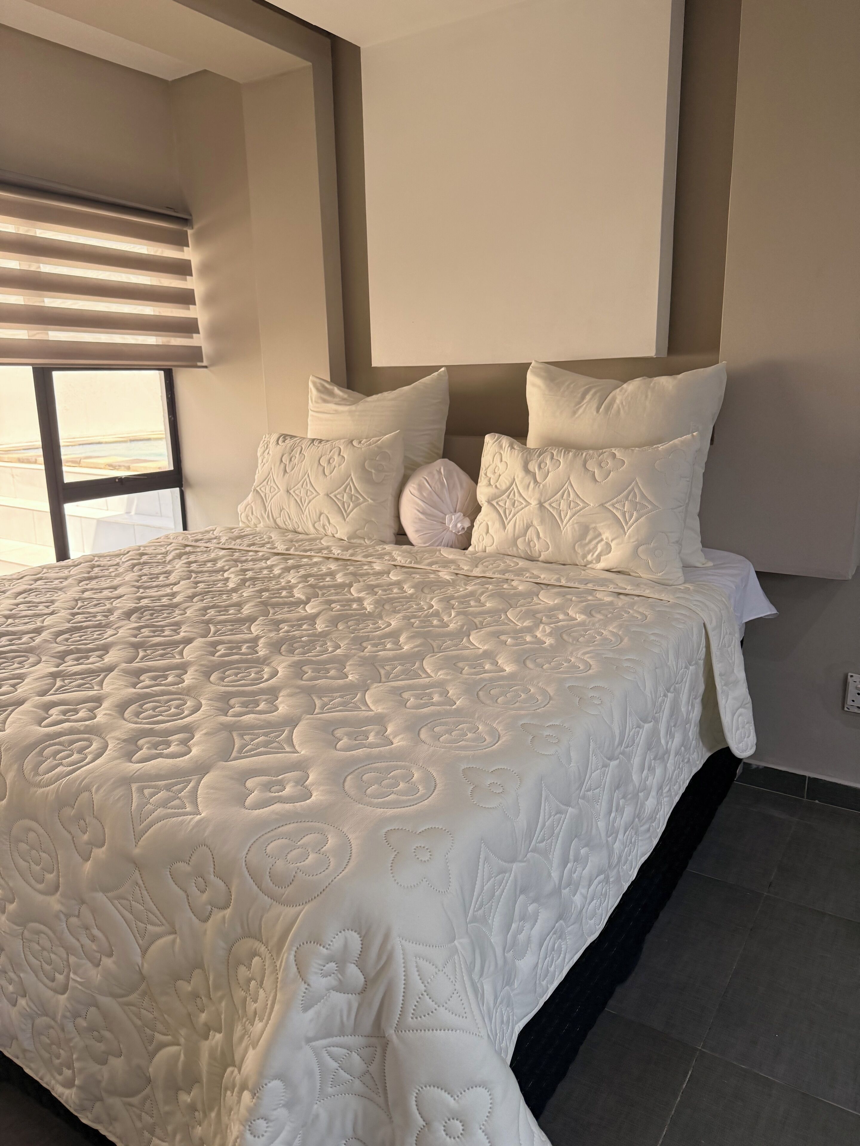 5 chambres, fer et planche à repasser, Wi-Fi, draps fournis