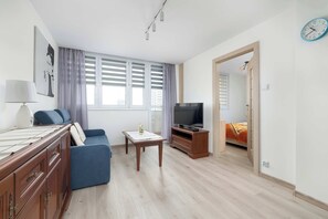 1 makuuhuone, työpöytä, silitysrauta/-lauta, vauvan matkasänky