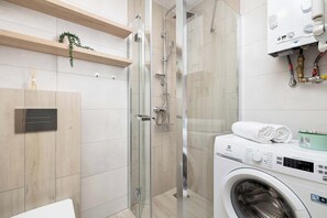 Een douche, een haardroger, handdoeken, shampoo
