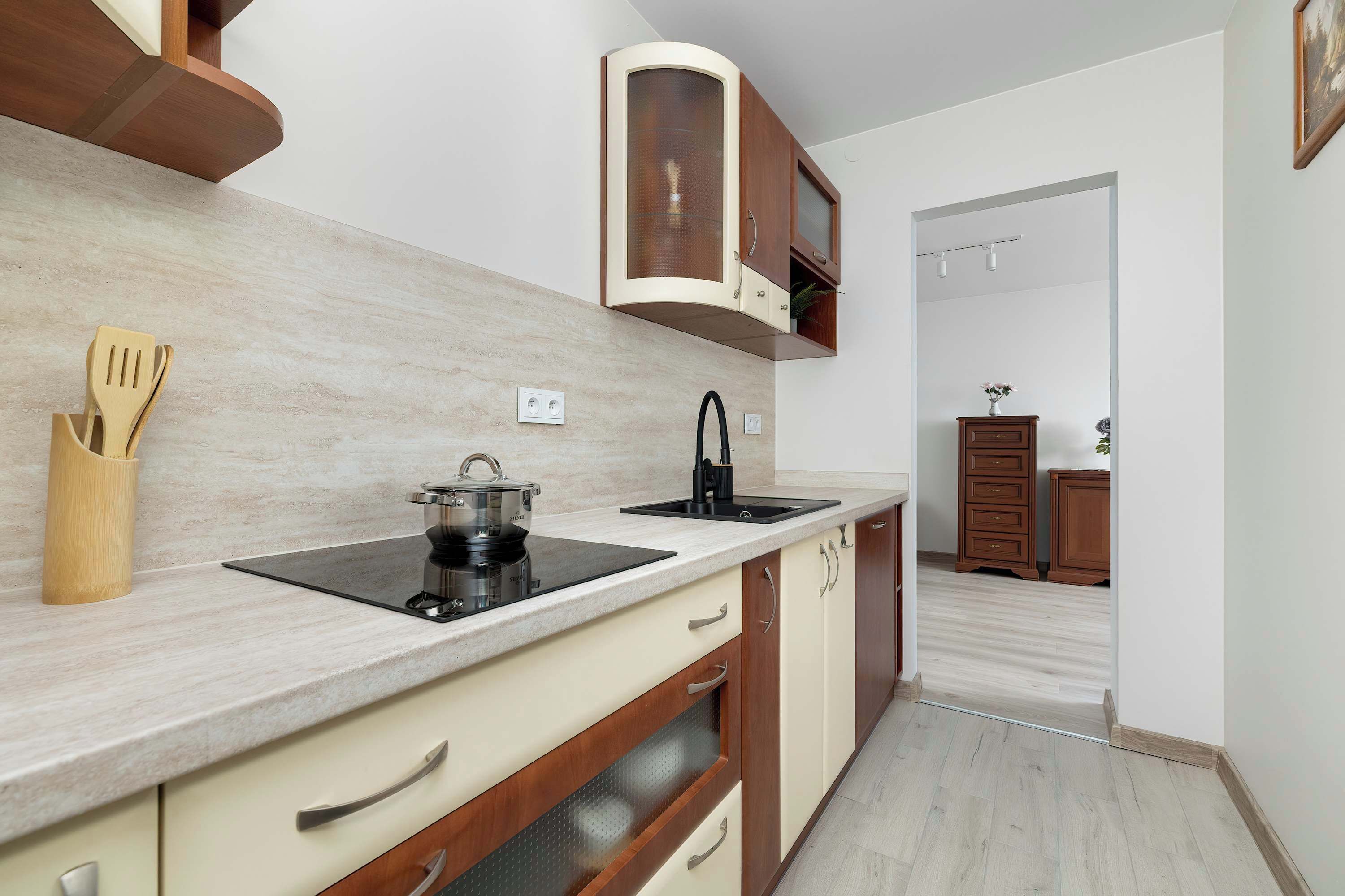 Jääkaappi, mikroaaltouuni, uuni, liesi