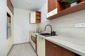 Fridge, microwave, oven, stovetop - Al. Korfantego 24 Katowice | Elegant Apartment in City Center with Desk and City View (Katowice)