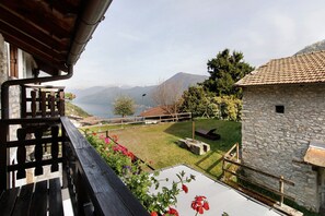 Property grounds - Holiday Home 'Tra Lago e Monti' near Argegno with Lake View, Private Terrace & Parking (Dizzasco)