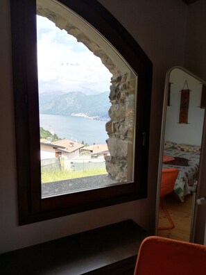 2 bedrooms, iron/ironing board, WiFi, bed sheets - Holiday Home 'Between Lake and Mountains' with Lake View, Private Terrace & Wi-Fi (Dizzasco)