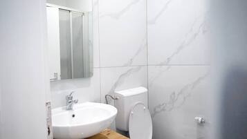 Toallas, jabón, papel de baño