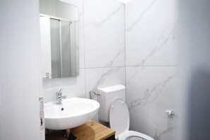 Toallas, jabón, papel de baño 