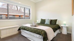 2 bedrooms, iron/ironing board, Internet, bed sheets - Central Sojourn on Wilcox 2 - Cute two bedroom apartment in central Albury (Albury)