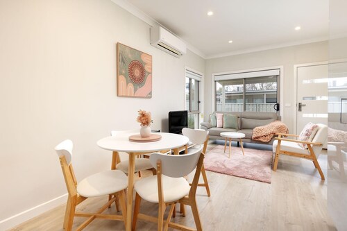 Central Sojourn on Wilcox 2 - Cute two bedroom apartment in central Albury