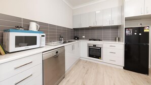 Microwave, oven, stovetop, dishwasher - Central Sojourn on Wilcox 2 - Cute two bedroom apartment in central Albury (Albury)