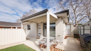 Outdoor dining - Central Sojourn on Wilcox 2 - Cute two bedroom apartment in central Albury (Albury)
