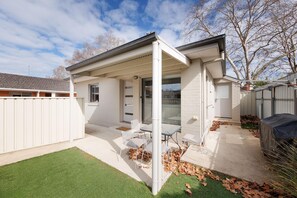Outdoor dining - Central Sojourn on Wilcox 2 - Cute two bedroom apartment in central Albury (Albury)