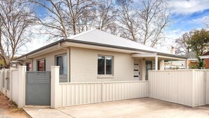 Exterior - Central Sojourn on Wilcox 2 - Cute two bedroom apartment in central Albury (Albury)