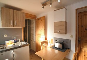 Køleskab, kaffe-/temaskine, køkkentøj/tallerkener/redskaber