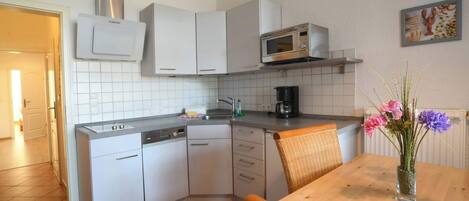 Køleskab, mikrobølgeovn, kogeplade, opvaskemaskine