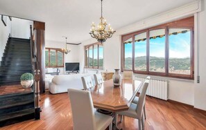 Interior - Welcome to the heart of the Golfo dei Poeti! This charming residence offers a breathtaking view of the sea, ideal for those who wish to spend moments of relaxation and peace immersed in the beauty of nature. The villa, elegant and comfortable, is perfect (La Spezia)