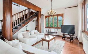 TV - Welcome to the heart of the Golfo dei Poeti! This charming residence offers a breathtaking view of the sea, ideal for those who wish to spend moments of relaxation and peace immersed in the beauty of nature. The villa, elegant and comfortable, is perfect (La Spezia)