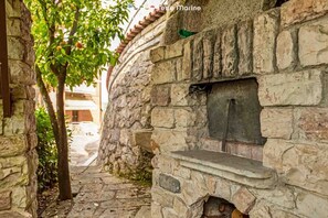 Property grounds - Welcome to the heart of the Golfo dei Poeti! This charming residence offers a breathtaking view of the sea, ideal for those who wish to spend moments of relaxation and peace immersed in the beauty of nature. The villa, elegant and comfortable, is perfect (La Spezia)