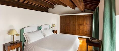 Een kluis op de kamer, verduisterende gordijnen, gratis wifi