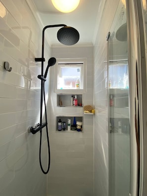 Shared Dormitory, 1 Bedroom | Bathroom - Room-beautiful Large Double Room, Gdn Vi (London)