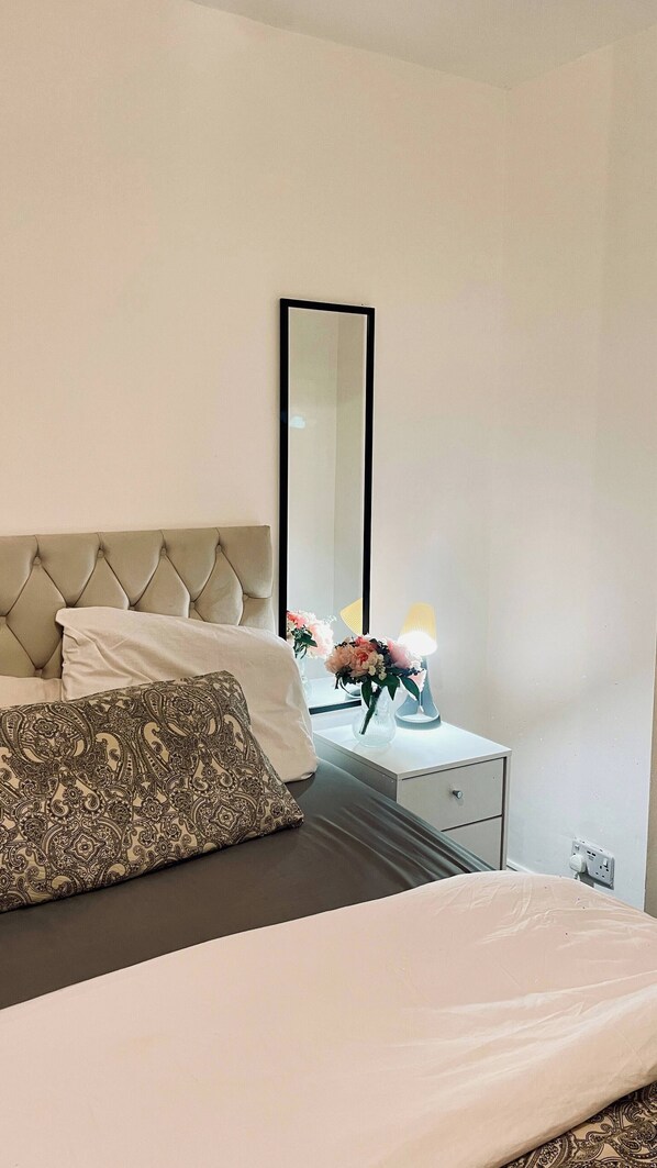 Shared Dormitory, 1 Bedroom | 1 bedroom - Room-beautiful Large Double Room, Gdn Vi (London)