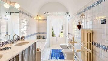 Doccia, bidet, asciugamani