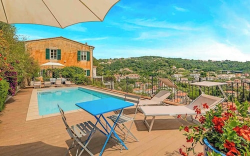 Villa La Levante is a splendid period villa located in an elegant and residential position, surrounded by nature but at the same time close to the main services. This elegant residence offers a unique living experience, characterized by comfort and refin