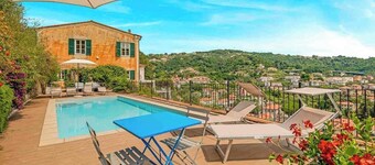 Villa La Levante is a splendid period villa located in an elegant and residential position, surrounded by nature but at the same time close to the main services. This elegant residence offers a unique living experience, characterized by comfort and refin