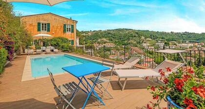 Villa La Levante is a splendid period villa located in an elegant and residential position, surrounded by nature but at the same time close to the main services. This elegant residence offers a unique living experience, characterized by comfort and refin