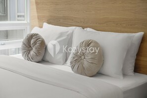 Departamento, 1 habitación, vista al patio | Escritorio y espacio para trabajar con laptop 