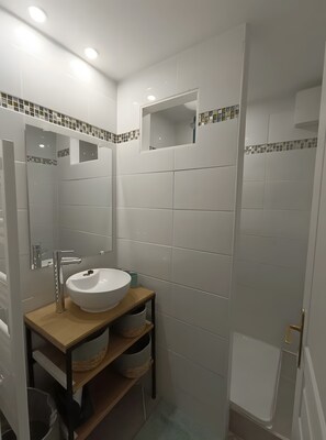 Douche, sèche-cheveux