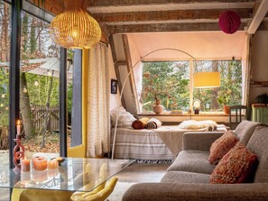 Living area - Would you like to rent a holiday home or bungalow in Lanaken/Rekem, near Maastricht (Limburg)? Then book Boshuisje Tanuki! (Lanaken)