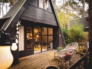 Terrace/patio - Would you like to rent a holiday home or bungalow in Lanaken/Rekem, near Maastricht (Limburg)? Then book Boshuisje Tanuki! (Lanaken)