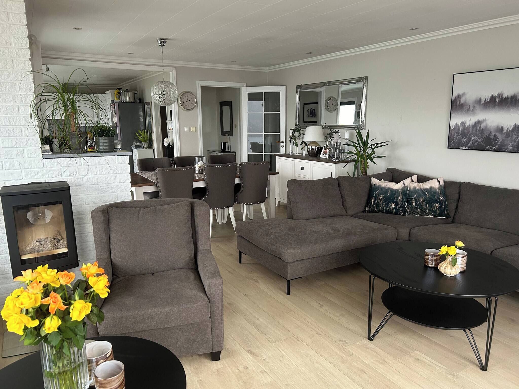 Villa, 4 Bedrooms, Private Pool, Garden View | Living room | Books