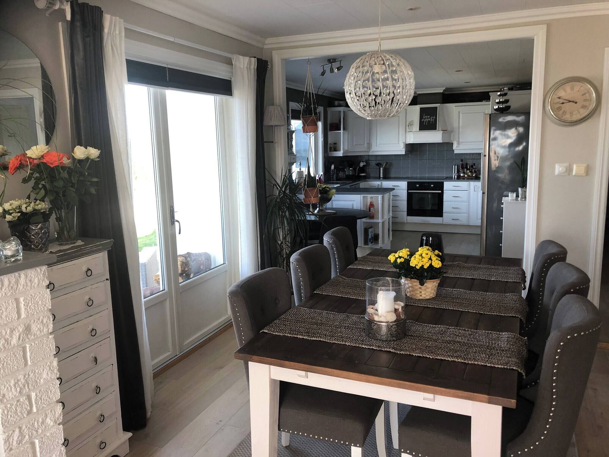 غرفة لتن اول الطعام